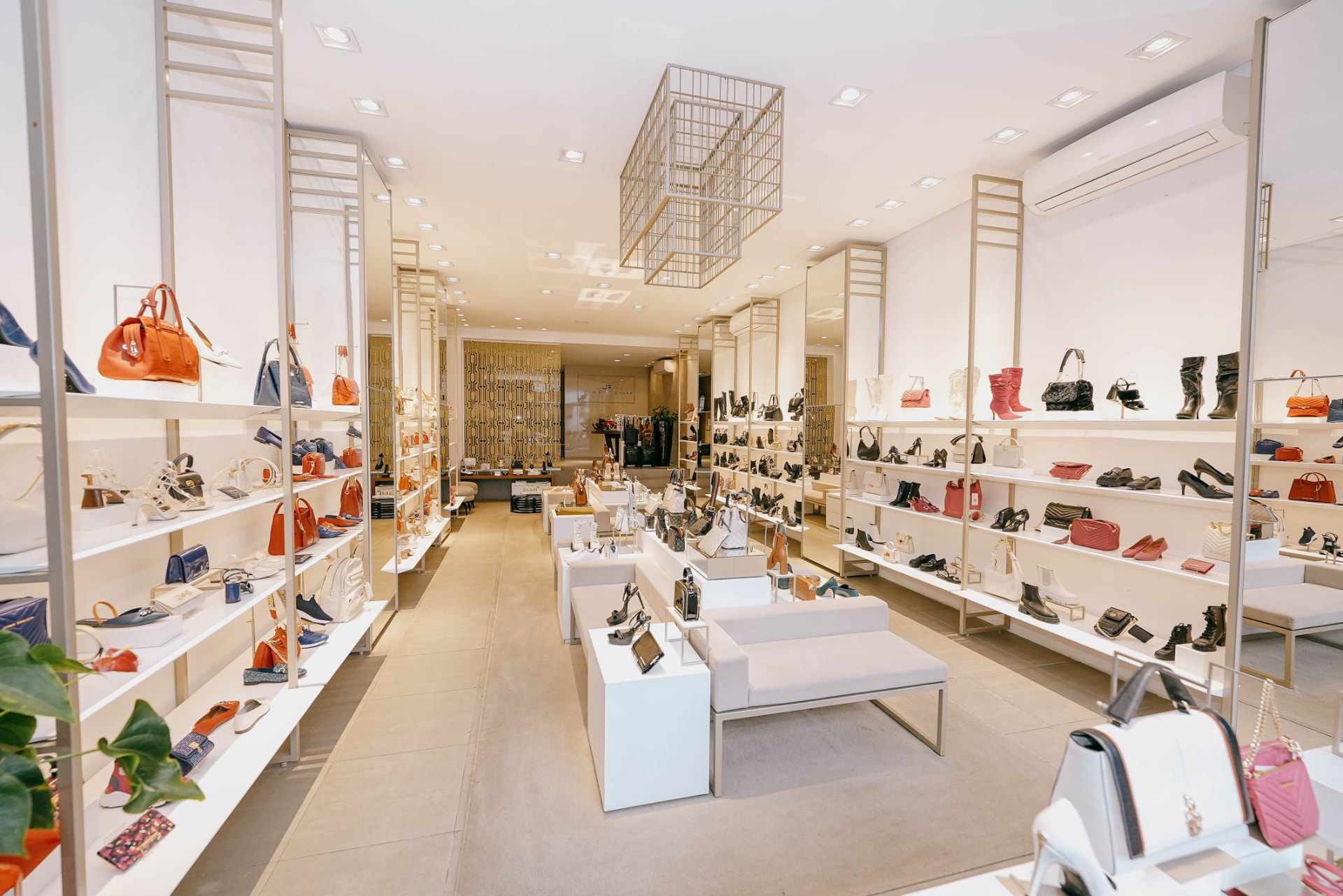 Interior da loja conceito Jorge Bischoff na Oscar Freire