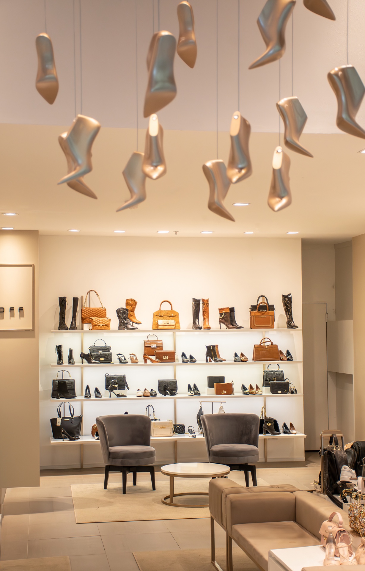 Loja Jorge Bischoff com display de bolsas e botas